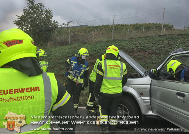 20201017 Pkw Gelndewagen verunfallt auf der Weinbergstrae L151 zwischen Pfaffsttten und Gumpoldskirchen   Foto:  Freiwillige Feuerwehr Pfaffsttten