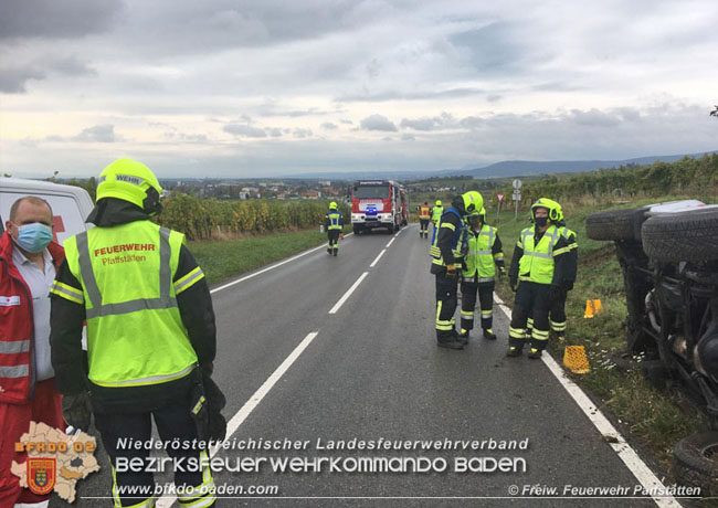 20201017 Pkw Gelndewagen verunfallt auf der Weinbergstrae L151 zwischen Pfaffsttten und Gumpoldskirchen   Foto:  Freiwillige Feuerwehr Pfaffsttten