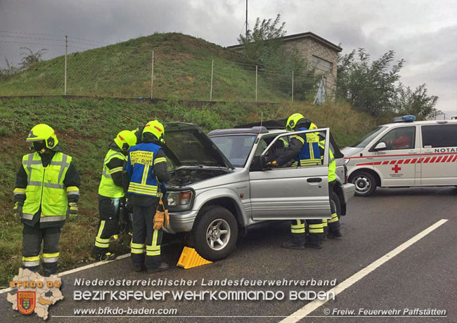 20201017 Pkw Gelndewagen verunfallt auf der Weinbergstrae L151 zwischen Pfaffsttten und Gumpoldskirchen   Foto:  Freiwillige Feuerwehr Pfaffsttten