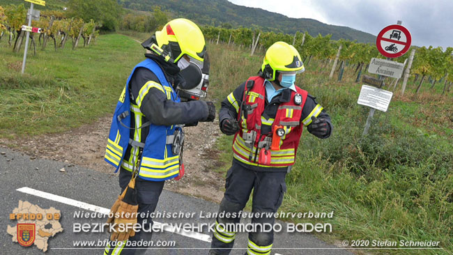 20201017 Pkw Geländewagen verunfallt auf der Weinbergstraße L151 zwischen Pfaffstätten und Gumpoldskirchen Foto: © Stefan Schneider BFKDO BADEN 20201017 Pkw Geländewagen verunfallt auf der Weinbergstraße L151 zwischen Pfaffstätten und Gumpoldskirchen Foto: © Stefan Schneider BFKDO BADEN