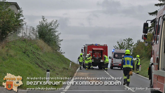 20201017 Pkw Geländewagen verunfallt auf der Weinbergstraße L151 zwischen Pfaffstätten und Gumpoldskirchen Foto: © Stefan Schneider BFKDO BADEN 20201017 Pkw Geländewagen verunfallt auf der Weinbergstraße L151 zwischen Pfaffstätten und Gumpoldskirchen Foto: © Stefan Schneider BFKDO BADEN