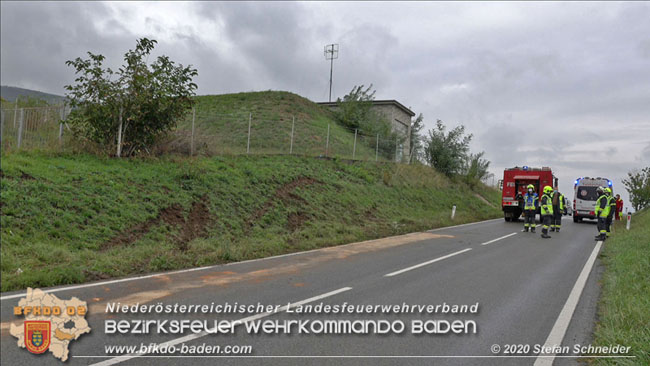 20201017 Pkw Gelndewagen verunfallt auf der Weinbergstrae L151 zwischen Pfaffsttten und Gumpoldskirchen   Foto:  Stefan Schneider BFKDO BADEN