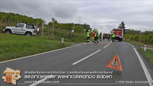 20201017 Pkw Geländewagen verunfallt auf der Weinbergstraße L151 zwischen Pfaffstätten und Gumpoldskirchen Foto: © Stefan Schneider BFKDO BADEN 20201017 Pkw Geländewagen verunfallt auf der Weinbergstraße L151 zwischen Pfaffstätten und Gumpoldskirchen Foto: © Stefan Schneider BFKDO BADEN