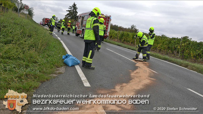 20201017 Pkw Geländewagen verunfallt auf der Weinbergstraße L151 zwischen Pfaffstätten und Gumpoldskirchen Foto: © Stefan Schneider BFKDO BADEN 20201017 Pkw Geländewagen verunfallt auf der Weinbergstraße L151 zwischen Pfaffstätten und Gumpoldskirchen Foto: © Stefan Schneider BFKDO BADEN
