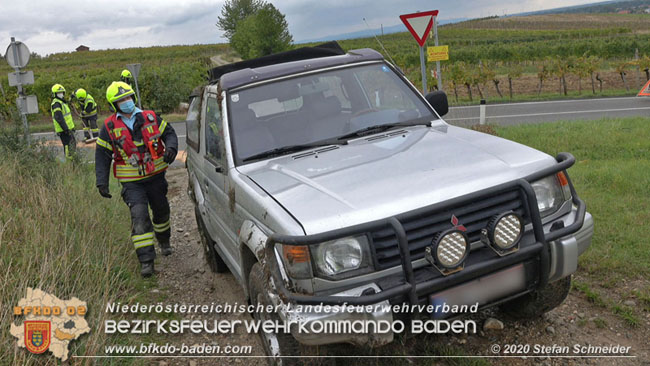 20201017 Pkw Geländewagen verunfallt auf der Weinbergstraße L151 zwischen Pfaffstätten und Gumpoldskirchen Foto: © Stefan Schneider BFKDO BADEN 20201017 Pkw Geländewagen verunfallt auf der Weinbergstraße L151 zwischen Pfaffstätten und Gumpoldskirchen Foto: © Stefan Schneider BFKDO BADEN