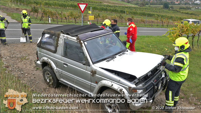 20201017 Pkw Geländewagen verunfallt auf der Weinbergstraße L151 zwischen Pfaffstätten und Gumpoldskirchen Foto: © Stefan Schneider BFKDO BADEN 20201017 Pkw Geländewagen verunfallt auf der Weinbergstraße L151 zwischen Pfaffstätten und Gumpoldskirchen Foto: © Stefan Schneider BFKDO BADEN