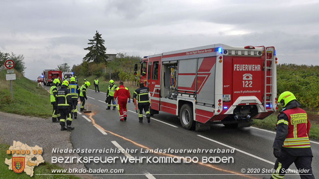 20201017 Pkw Geländewagen verunfallt auf der Weinbergstraße L151 zwischen Pfaffstätten und Gumpoldskirchen Foto: © Stefan Schneider BFKDO BADEN 20201017 Pkw Geländewagen verunfallt auf der Weinbergstraße L151 zwischen Pfaffstätten und Gumpoldskirchen Foto: © Stefan Schneider BFKDO BADEN