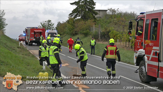 20201017 Pkw Geländewagen verunfallt auf der Weinbergstraße L151 zwischen Pfaffstätten und Gumpoldskirchen Foto: © Stefan Schneider BFKDO BADEN 20201017 Pkw Geländewagen verunfallt auf der Weinbergstraße L151 zwischen Pfaffstätten und Gumpoldskirchen Foto: © Stefan Schneider BFKDO BADEN