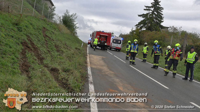 20201017 Pkw Geländewagen verunfallt auf der Weinbergstraße L151 zwischen Pfaffstätten und Gumpoldskirchen Foto: © Stefan Schneider BFKDO BADEN 20201017 Pkw Geländewagen verunfallt auf der Weinbergstraße L151 zwischen Pfaffstätten und Gumpoldskirchen Foto: © Stefan Schneider BFKDO BADEN