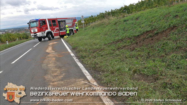 20201017 Pkw Geländewagen verunfallt auf der Weinbergstraße L151 zwischen Pfaffstätten und Gumpoldskirchen Foto: © Stefan Schneider BFKDO BADEN 20201017 Pkw Geländewagen verunfallt auf der Weinbergstraße L151 zwischen Pfaffstätten und Gumpoldskirchen Foto: © Stefan Schneider BFKDO BADEN