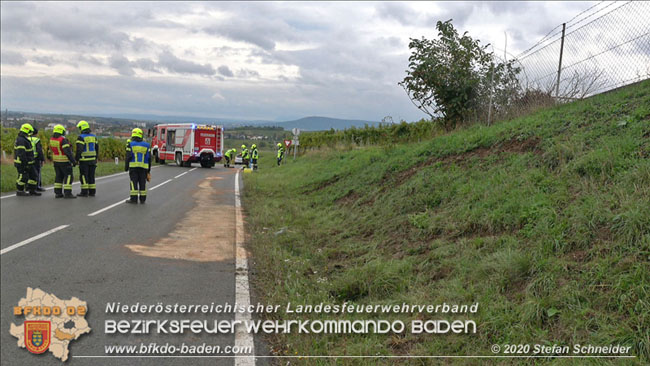 20201017 Pkw Geländewagen verunfallt auf der Weinbergstraße L151 zwischen Pfaffstätten und Gumpoldskirchen Foto: © Stefan Schneider BFKDO BADEN 20201017 Pkw Geländewagen verunfallt auf der Weinbergstraße L151 zwischen Pfaffstätten und Gumpoldskirchen Foto: © Stefan Schneider BFKDO BADEN