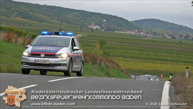 20201017 Pkw Geländewagen verunfallt auf der Weinbergstraße L151 zwischen Pfaffstätten und Gumpoldskirchen Foto: © Stefan Schneider BFKDO BADEN 20201017 Pkw Geländewagen verunfallt auf der Weinbergstraße L151 zwischen Pfaffstätten und Gumpoldskirchen Foto: © Stefan Schneider BFKDO BADEN