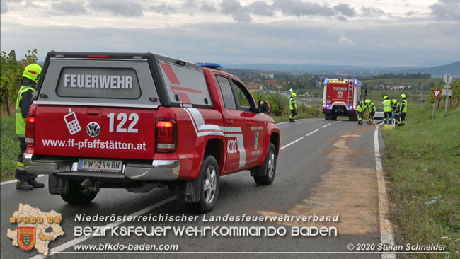20201017 Pkw Geländewagen verunfallt auf der Weinbergstraße L151 zwischen Pfaffstätten und Gumpoldskirchen Foto: © Stefan Schneider BFKDO BADEN 20201017 Pkw Geländewagen verunfallt auf der Weinbergstraße L151 zwischen Pfaffstätten und Gumpoldskirchen Foto: © Stefan Schneider BFKDO BADEN