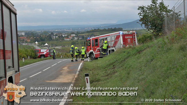 20201017 Pkw Geländewagen verunfallt auf der Weinbergstraße L151 zwischen Pfaffstätten und Gumpoldskirchen Foto: © Stefan Schneider BFKDO BADEN 20201017 Pkw Geländewagen verunfallt auf der Weinbergstraße L151 zwischen Pfaffstätten und Gumpoldskirchen Foto: © Stefan Schneider BFKDO BADEN