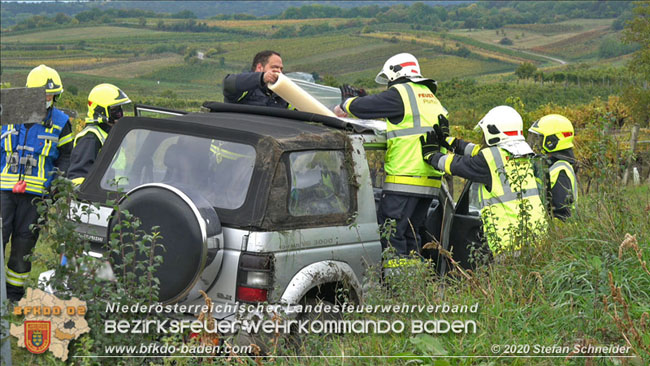 20201017 Pkw Geländewagen verunfallt auf der Weinbergstraße L151 zwischen Pfaffstätten und Gumpoldskirchen Foto: © Stefan Schneider BFKDO BADEN 20201017 Pkw Geländewagen verunfallt auf der Weinbergstraße L151 zwischen Pfaffstätten und Gumpoldskirchen Foto: © Stefan Schneider BFKDO BADEN