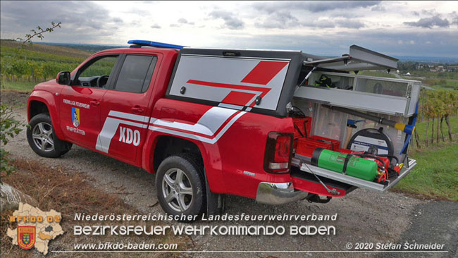 20201017 Pkw Geländewagen verunfallt auf der Weinbergstraße L151 zwischen Pfaffstätten und Gumpoldskirchen Foto: © Stefan Schneider BFKDO BADEN 20201017 Pkw Geländewagen verunfallt auf der Weinbergstraße L151 zwischen Pfaffstätten und Gumpoldskirchen Foto: © Stefan Schneider BFKDO BADEN