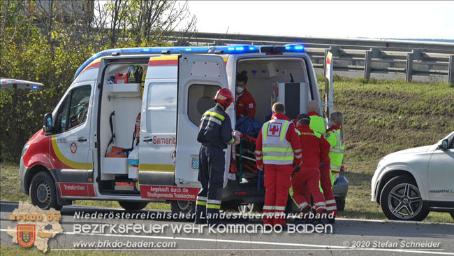 20201105 Verkehrsunfall in der Auffahrtsrampe der Autobahnanschlussstelle Kottingbrunn Richtung Wien  Foto:  Stefan Schneider BFK BADEN