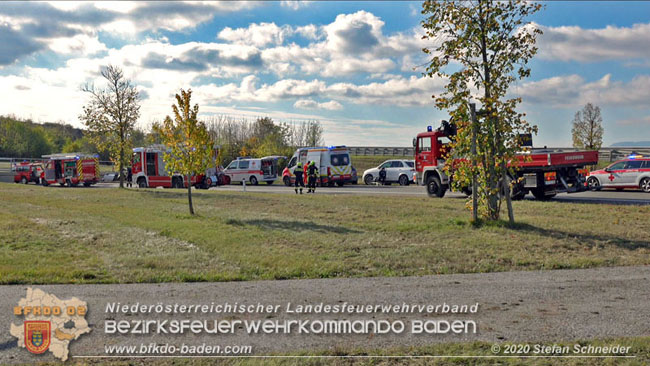 20201105 Verkehrsunfall in der Auffahrtsrampe der Autobahnanschlussstelle Kottingbrunn Richtung Wien  Foto:  Stefan Schneider BFK BADEN