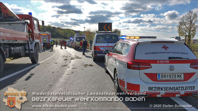 20201105 Verkehrsunfall in der Auffahrtsrampe der Autobahnanschlussstelle Kottingbrunn Richtung Wien  Foto:  Stefan Schneider BFK BADEN