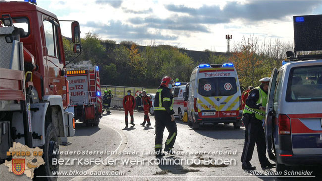 20201105 Verkehrsunfall in der Auffahrtsrampe der Autobahnanschlussstelle Kottingbrunn Richtung Wien  Foto:  Stefan Schneider BFK BADEN