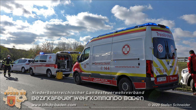 20201105 Verkehrsunfall in der Auffahrtsrampe der Autobahnanschlussstelle Kottingbrunn Richtung Wien  Foto:  Stefan Schneider BFK BADEN