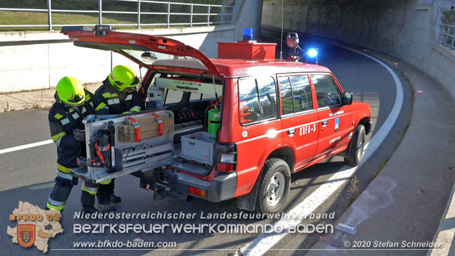 20201105 Verkehrsunfall in der Auffahrtsrampe der Autobahnanschlussstelle Kottingbrunn Richtung Wien  Foto:  Stefan Schneider BFK BADEN