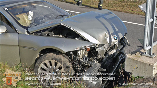 20201105 Verkehrsunfall in der Auffahrtsrampe der Autobahnanschlussstelle Kottingbrunn Richtung Wien  Foto:  Stefan Schneider BFK BADEN