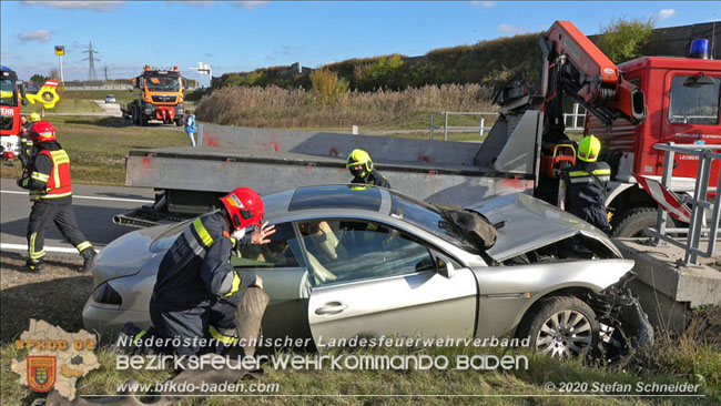 20201105 Verkehrsunfall in der Auffahrtsrampe der Autobahnanschlussstelle Kottingbrunn Richtung Wien  Foto:  Stefan Schneider BFK BADEN