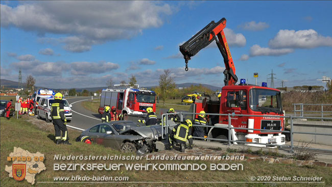 20201105 Verkehrsunfall in der Auffahrtsrampe der Autobahnanschlussstelle Kottingbrunn Richtung Wien  Foto:  Stefan Schneider BFK BADEN