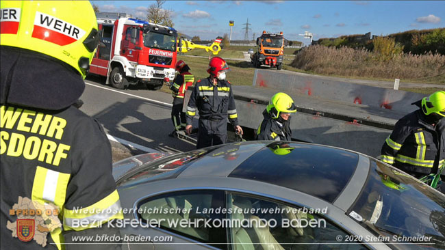 20201105 Verkehrsunfall in der Auffahrtsrampe der Autobahnanschlussstelle Kottingbrunn Richtung Wien  Foto:  Stefan Schneider BFK BADEN