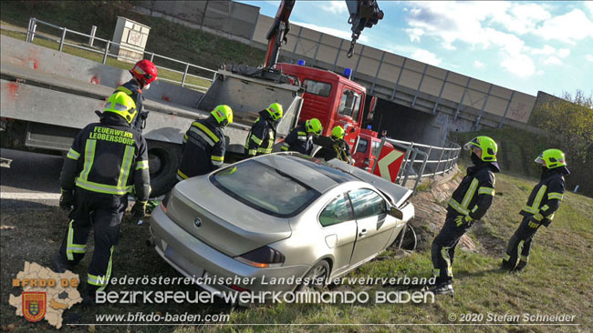 20201105 Verkehrsunfall in der Auffahrtsrampe der Autobahnanschlussstelle Kottingbrunn Richtung Wien  Foto:  Stefan Schneider BFK BADEN