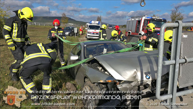 20201105 Verkehrsunfall in der Auffahrtsrampe der Autobahnanschlussstelle Kottingbrunn Richtung Wien  Foto:  Stefan Schneider BFK BADEN