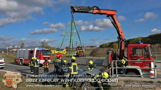 20201105 Verkehrsunfall in der Auffahrtsrampe der Autobahnanschlussstelle Kottingbrunn Richtung Wien  Foto:  Stefan Schneider BFK BADEN