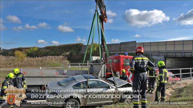 20201105 Verkehrsunfall in der Auffahrtsrampe der Autobahnanschlussstelle Kottingbrunn Richtung Wien  Foto:  Stefan Schneider BFK BADEN