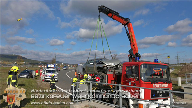 20201105 Verkehrsunfall in der Auffahrtsrampe der Autobahnanschlussstelle Kottingbrunn Richtung Wien  Foto:  Stefan Schneider BFK BADEN