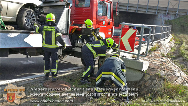 20201105 Verkehrsunfall in der Auffahrtsrampe der Autobahnanschlussstelle Kottingbrunn Richtung Wien  Foto:  Stefan Schneider BFK BADEN