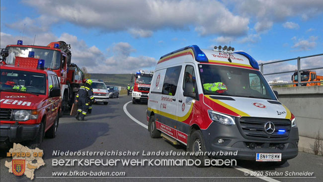 20201105 Verkehrsunfall in der Auffahrtsrampe der Autobahnanschlussstelle Kottingbrunn Richtung Wien  Foto:  Stefan Schneider BFK BADEN