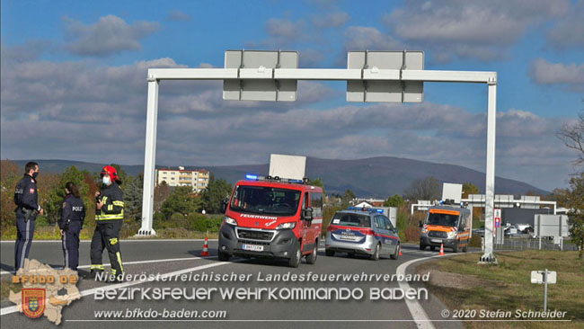 20201105 Verkehrsunfall in der Auffahrtsrampe der Autobahnanschlussstelle Kottingbrunn Richtung Wien  Foto:  Stefan Schneider BFK BADEN