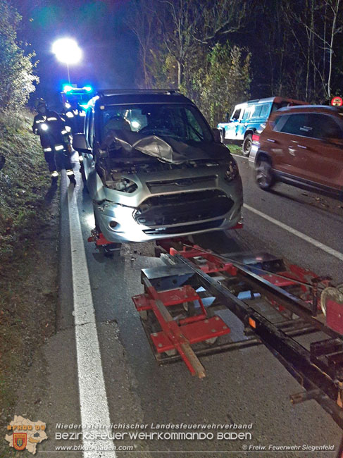 20201107 Fahrzeugbergung nach Wildunfall auf der LB210 im Helenental  Foto:  Freiwillige Feuerwehr Siegenfeld