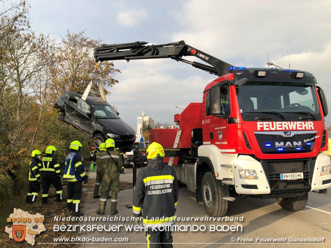 20201114 Verkehrsunfall auf der LB17 in Günselsdorf Foto: © Christopher Neumayer FF Günselsdorf 20201114 Verkehrsunfall auf der LB17 in Günselsdorf Foto: © Christopher Neumayer FF Günselsdorf