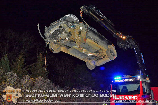 20201117 Verkehrsunfall auf der L157 Umfahrung Oeynhausen  Foto:  Anton Judt FF Traiskirchen-Stadt 