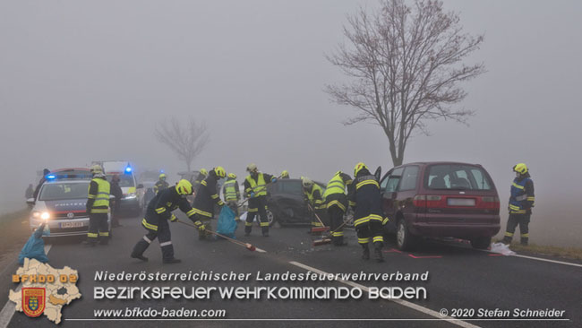 20201124 Schwerer Verkehrsunfall auf der LB17 zwischen Teesdorf und Günseldorf  Foto: © Stefan Schneider BFKDO Baden