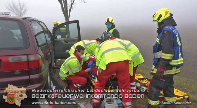 20201124 Schwerer Verkehrsunfall auf der LB17 zwischen Teesdorf und Günseldorf  Foto: © Stefan Schneider BFKDO Baden