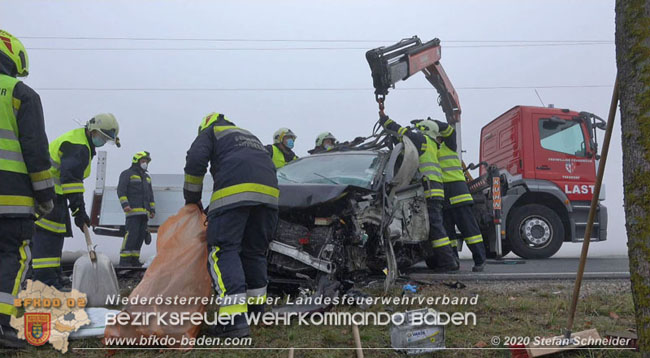 20201124 Schwerer Verkehrsunfall auf der LB17 zwischen Teesdorf und Günselsdorf  Foto: © Stefan Schneider BFKDO Baden