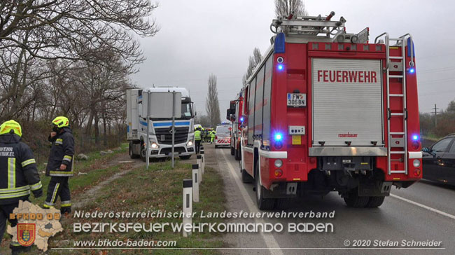 20201126 Schwerer Verkehrsunfall auf der LB210 im Freilandgebiet Traiskirchen-Tribuswinkel Foto: © Stefan Schneider BFKDO BADEN 20201126 Schwerer Verkehrsunfall auf der LB210 im Freilandgebiet Traiskirchen-Tribuswinkel Foto: © Stefan Schneider BFKDO BADEN
