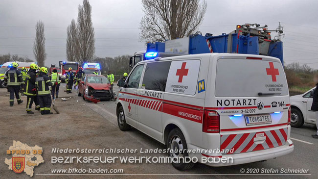 20201126 Schwerer Verkehrsunfall auf der LB210 im Freilandgebiet Traiskirchen-Tribuswinkel   Foto:  Stefan Schneider BFKDO BADEN