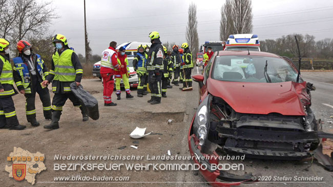 20201126 Schwerer Verkehrsunfall auf der LB210 im Freilandgebiet Traiskirchen-Tribuswinkel   Foto:  Stefan Schneider BFKDO BADEN