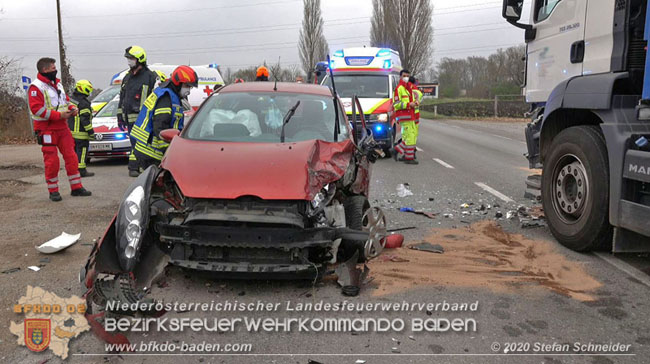 20201126 Schwerer Verkehrsunfall auf der LB210 im Freilandgebiet Traiskirchen-Tribuswinkel   Foto:  Stefan Schneider BFKDO BADEN