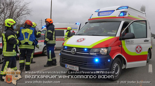 20201126 Schwerer Verkehrsunfall auf der LB210 im Freilandgebiet Traiskirchen-Tribuswinkel   Foto:  Stefan Schneider BFKDO BADEN