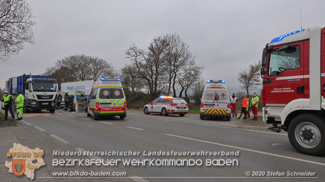 20201126 Schwerer Verkehrsunfall auf der LB210 im Freilandgebiet Traiskirchen-Tribuswinkel   Foto:  Stefan Schneider BFKDO BADEN